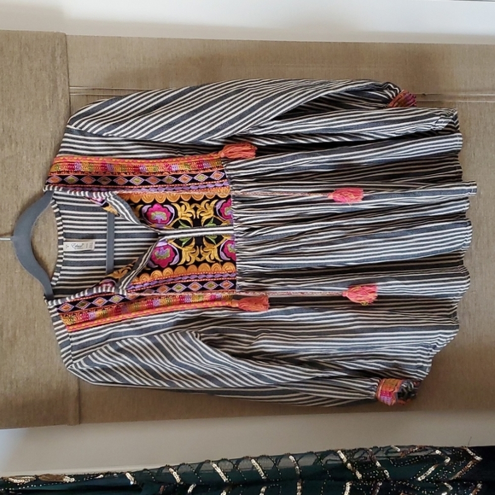Embroidered Top - Picture 2 of 4
